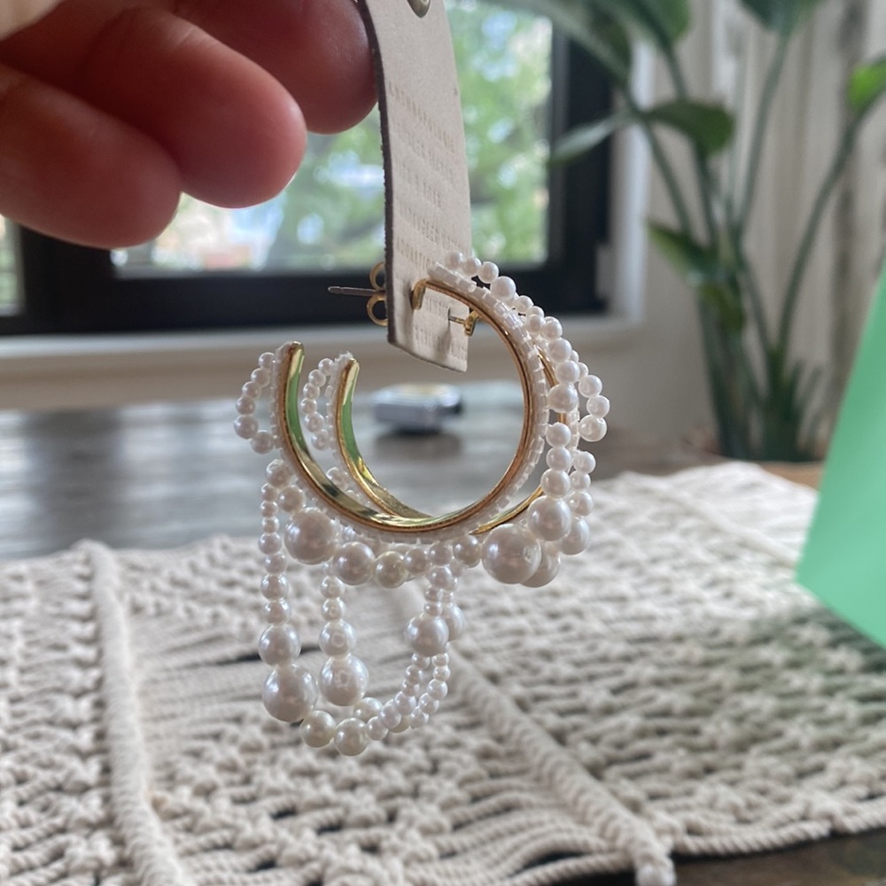 Anthropology woman’s gold and pearls earrings - Picture 3 of 8